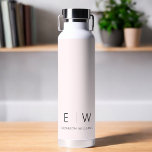 Bouteille D'eau Élégant rose vif Moderne minimaliste Nom du monogr<br><div class="desc">Élevez votre routine d'hydratation avec notre bouteille d'eau noire Monogramme moderne classique élégant. Conçue avec soin, cette bouteille d'eau allie élégance intemporelle et minimalisme contemporain, ce qui en fait un accessoire élégant et fonctionnel pour votre quotidien. Réalisée avec précision et attention au détail, cette bouteille d'eau est plus qu'un simple...</div>
