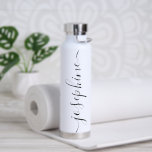 Bouteille D'eau Élégant script moderne Nom personnalisé<br><div class="desc">Faites de l'hydratation chic et personnalisée avec cette Bouteille d'eau Wraparound de Nom Personnalisé avec son nom répété 3 tunes dans un élégant script moderne, visible de n'importe quel angle. La typographie blanche minimaliste donne à cette bouteille d'eau un look propre et élégant, parfait pour un usage quotidien, tandis que...</div>