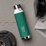 Bouteille D'eau Emerald Green Typographie moderne Personnalisée<br><div class="desc">Bouteille d'eau isolée sous vide tendance qui porte un nom personnalisé en typographie blanche et moderne sur un arrière - plan couleur vert émeraude. Personnalisez la bouteille en modifiant le nom et en remplaçant le nom par le vôtre. Parfait pour un cadeau d'anniversaire, cadeau de marionnettiste mariage, etc. Sélectionnez votre...</div>
