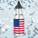 Bouteille D'eau En Acier Inoxydable États-Unis Amérique National Drapeau Patriotique É<br><div class="desc">Le tout américain, Stars and Stripes, Old Glory, Star-Spangled Banner, drapeau américain, bleu rouge blanc, coutume, personnalisée, nom monogramme / initiales, cool, élégant, léger, durable, anti-fissures, étanche, bouteille d'eau en acier inoxydable, pour montrer votre fierté, patriotisme, amour. Pour customiser, il vous suffit de saisir votre nom / nom de famille...</div>