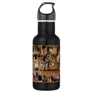 Bouteille D'eau En Acier Inoxydable Outils sur le mur d'atelier