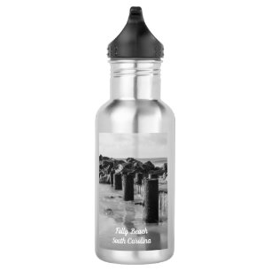 Bouteille d'eau en niveaux de gris de la mer