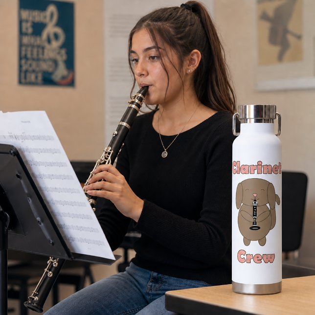 Bouteille D'eau Équipage de clarinette Chien brun drôle (A water bottle with a cute dog playing the clarinet with the text clarinet crew.)