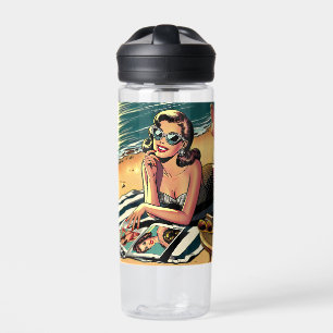 Bouteille D'eau Femme rétro sur la plage lisant un magazine de mod