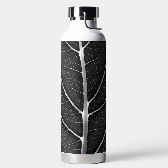 Bouteille D'eau Feuille lumineuse noir et blanc en gros plan (Droite)