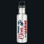 Bouteille D'eau Fier maman d'une Marine<br><div class="desc">Cette conception célèbre la fierté et le soutien de la mère d’une Marine avec l’expression "Proud Mom of a Marine" en couleurs vives et audacieuses. La composition reflète l'amour,  l'honneur et l'admiration pour le dévouement et le service du Corps des Marines des États-Unis.</div>