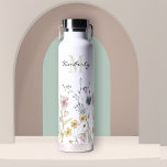 Bouteille D'eau Fleurs sauvages botaniques féminins avec Monogramm<br><div class="desc">Contemporaine à l'allure féminine fraîche, cette jolie bouteille d'eau est bordée le long du fond en fleur sauvage aquarelle avec de belles couleurs pastel douces de jaune, rose, bleu et ivoire beige. Un modèle texte est inclus pour personnaliser avec un prénom et une initiale monogramme du nom de famille. Cet...</div>