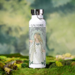 Bouteille D'eau Galadriel Light of Valinor Graphic<br><div class="desc">Step into the radiant grace of Middle-Earth™ with this exquisite Lord of the Rings™ design inspired by Galadriel™. Illustrated in an elegant, Art Nouveau–inspired style, she stands poised and luminous, holding a phial of the Light of Valinor with serene strength and quiet authority. Flowing golden hair, delicate Elven adornments, and...</div>
