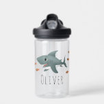 Bouteille D'eau Garçons adorable Blue Ocean Shark Kids School<br><div class="desc">Ce dessin mignon et moderne de bouteille d'eau pour enfants présente un dessin de requin bleu avec du poisson orange. La bouteille peut être personnalisée avec votre nom de garçon. L'ajout parfait sur le thème de l'océan et de la mer à vos fournitures scolaires pour enfants, parfait pour la maternelle...</div>
