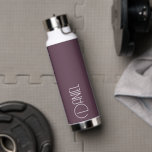 Bouteille D'eau Générer une typographie moderne Personnalisée<br><div class="desc">Bouteille d'eau tendance, isolée sous vide, avec un nom personnalisé en typographie blanche et moderne sur un arrière - plan de couleur aubergine tendance. Personnalisez la bouteille en modifiant le nom et en remplaçant le nom par le vôtre. Parfait pour un cadeau d'anniversaire, cadeau de marionnettiste mariage, etc. Sélectionnez votre...</div>