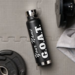 Bouteille D'eau GOAT Greatest Of All Time personnalisé<br><div class="desc">CHÈVE Greatest Of All Time Bouteille d'eau personnalisée. Bouteille de boisson personnalisée en noir et blanc pour lui. Amusante idée cadeau d'anniversaire pour les hommes et les femmes. Design typographique audacieux. Créez des cadeaux cool pour vos amis, votre famille, votre collègue, votre employé, votre patron, votre entraîneur sportif, votre meilleur...</div>