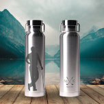 Bouteille D'eau Golfeur masculin personnalisé<br><div class="desc">Ce design moderne de bouteille d'eau comprend un club de golf et vos initiales en gras gris pour un look simple, élégant, mais professionnel. Les initiales et le nom du monogramme peuvent facilement être personnalisés avec la ligne de fonction pour rendre un design aussi unique que vous êtes! Le cadeau...</div>