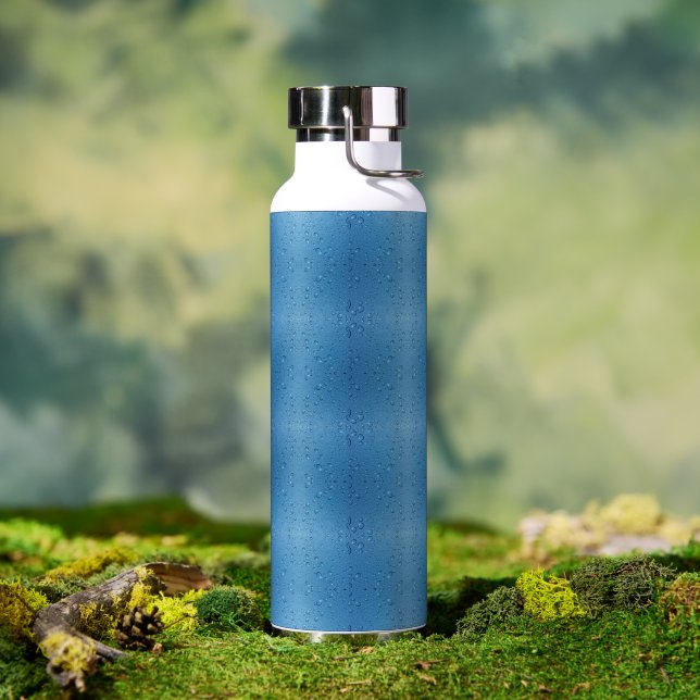 Bouteille D'eau Gouttes d'eau sur fond de ciel bleu (Extérieur)