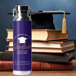 Bouteille D'eau Graduate sur mesure Purple Classe de 2025 Graduati<br><div class="desc">Cette bouteille d'eau cool violet et blanc coutume pour la fin de l'année présente une typographie blanche classe sous un nom de lycée ou de collège pour la classe de 2025. Customisez avec votre année de remise de diplômes sous l'élégante calligraphie pour une grande fête de diplômés personnalisée en faveur...</div>