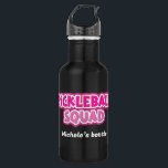 Bouteille D'eau Groupe de basketball blanc rose avec nom<br><div class="desc">Mesdames, avez-vous un groupe de pickleball avec lequel vous aimez jouer et sortir après ? Vous appelez-vous le "Pickleball Squad" ? Si c'est le cas, voici la bouteille d'eau à base de pickleball parfaite pour vous ! Avec son joli lettrage rose et blanc, personnalisé avec votre nom, il est sûr...</div>
