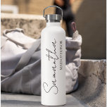 Bouteille D'eau Idées Cadeau Personnalisées De La Femme D'Honneur<br><div class="desc">Vous cherchez la meilleure façon de montrer à votre Maid of Honor combien elle veut vous dire? Découvrez notre collection personnalisée de cadeaux d'honneur, disponibles exclusivement sur Zazzle ! Qu'elle ait été votre confidente, votre soutien, ou votre femme droite tout au long de votre voyage vers l'allée, ces cadeaux réfléchis...</div>