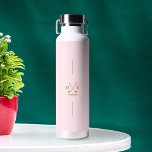 Bouteille D'eau Idées Cadeaux Golf Monogramme Or Personnalisé<br><div class="desc">Ce design de bouteille d'eau moderne comprend un club de golf de style logo et vos initiales en texte or gras pour un look simple, élégant, mais professionnel. Ajoutez votre nom et faites-le le vôtre. Pour une modification plus poussée, cliquez sur "modifier à l'aide de l'outil de conception", et vous...</div>