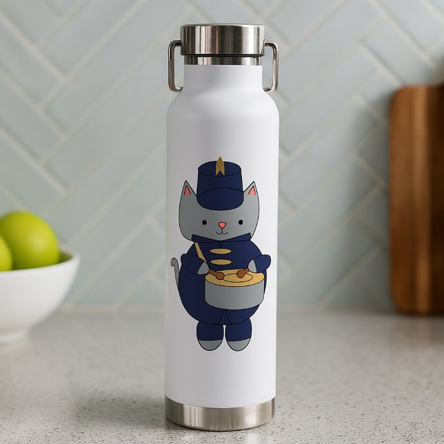 Bouteille D'eau Illustration de batteur de fanfare de chat gris mi (A water bottle with a cat playing the snare drum in a navy blue and gold marching band uniform.)