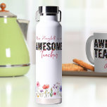 Bouteille D'eau Impressionnant texte Fleur sauvage gras Bordure fl<br><div class="desc">Une merveilleuse bouteille d'eau à personnaliser avec nom et profession,  comme "Miss Honeybell est un enseignant génial". Le design a une bordure fleurie et de jolies fleurs sauvages de prairie aquarellisées remplissant la typographie audacieuse. Parcourez ma collection de cadeaux d'enseignant pour plus de cadeaux d'enseignant.</div>