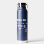 Bouteille D'eau Infirmières Aiment Jouer Pickleball Cute Infirmièr<br><div class="desc">Es-tu une infirmière qui adore se rendre au tribunal pour jouer au pickleball avec des amis ? Ou peut-être que vous connaissez une infirmière qui aime jouer. Cette bouteille d'eau de pickleball est parfaite pour retenir votre eau pendant le pickleball!</div>