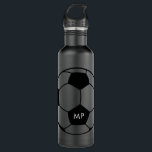 Bouteille D'eau Initiales personnalisées Football Noir Blanc<br><div class="desc">Initiales monogrammes personnalisées sur toutes les bouteilles d'eau de joueur de football noir sur noir et blanc avec une simple empreinte monogramme moderne et minimale de balle de football nom personnalisé. Grand cadeau pour un joueur de football masculin, ados et enfants qui aime les conceptions modernes et minimes sur des...</div>