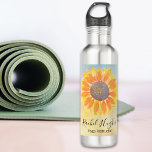 Bouteille D'eau Instructeur de yoga personnalisé tournesol<br><div class="desc">Cette bouteille d'eau d'instructeur de yoga botanique moderne est décorée d'un tournesol jaune sur un arrière - plan d'aquarelle et de typographie stylisée. Facile à personnaliser. Aquarelle originale © Michele Davies.</div>