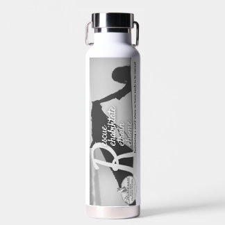 Bouteille d'eau isolée avec logo RRRR et Slogan