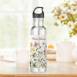 Bouteille D'eau Jardin Fleur sauvage de nom personnalisé<br><div class="desc">Apportez une touche de beauté naturelle dans votre espace avec notre Bouteille d'eau en Acier Jardin Fleur sauvage. Découvrez une belle collection de fleurs colorées qui apportent le charme de la nature. Personnalisez-le avec votre nom. Un cadeau pour les amoureux de la nature et des fleurs.</div>