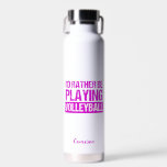 Bouteille D'eau Je Préférerais Jouer Volleyball Funny Personnalisé<br><div class="desc">Je préférerais jouer de la tasse de volley-ball dans une écriture rose très personnalisée pour un entraîneur ou un joueur de volley-ball féminin. Un joli cadeau d'humour de volley-ball pour votre équipe.</div>