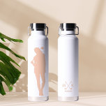 Bouteille D'eau Joli blanc rose moderne Femme Golfeur Monogramme<br><div class="desc">Ce design moderne de bouteille d'eau comprend un golfeur et vos initiales en texte rose gras pour un look simple,  élégant,  mais professionnel. Ajoutez votre nom et faites-le le vôtre.</div>