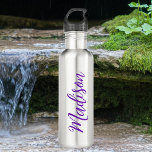 Bouteille D'eau Joli Purple Votre Nom Script manuscrit Personnalis<br><div class="desc">Une jolie bouteille d'eau en monogramme violet personnalisée pour une fille ou un gars qui aime les cadeaux simples,  écrits à la main. Beau script cursif sur le côté de votre bouteille en épelant votre nom dans la jolie typographie.</div>