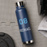 Bouteille D'eau Joueur bleu moderne Nom Jersey Numéro Sports<br><div class="desc">Créez votre propre personnalisation, personnalisée, cool, chic, moderne, stylisée typographie / police / script, bleu marine classe, étanche aux déversements, acier inoxydable, extérieur résistant à la condensation, nom de lecteur monogrammé numéro de maillot durable double paroi Thor Cuivre Vacuum Bouteille isolée qui garde les boissons chaudes pendant 12 heures ou...</div>