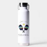 Bouteille D'eau Joueur de Pickleball Cadeau Paix Amour et Pickleba<br><div class="desc">Le cadeau parfait pour le joueur de pickleball ! Cette bouteille d'eau de haute qualité avec des pagaies à billes rayées et la phrase "Paix,  Amour & Pickleball" fera une déclaration sur le tribunal. En bleu,  vert et jaune. Une partie d'une collection de Parcel Studios.</div>