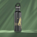 Bouteille D'eau Joueur de tennis Monogram Gold Silhouette Homme<br><div class="desc">Cette bouteille d'eau distinctive dispose d'une silhouette or joueur de tennis masculin en pleine balançoire. Sur le tiers inférieur est votre monogramme en or assorti encadré par de fines lignes d'or. Le texte et l'image sont placés sur un arrière - plan noir dramatique.</div>