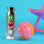 Bouteille D'eau Joueur de volley-ball très personnalisé Peace Love<br><div class="desc">Une bouteille d'eau Peace Love Volleyball pour une fille sportive. Un joli cadeau avec un signe de paix,  un coeur,  et une personne en équipe de natation avec votre nom personnalisé en dessous.</div>