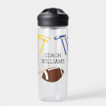 Bouteille D'eau Joueur entraîneur de football drapeau Personnalisé<br><div class="desc">Créez le cadeau personnalisé parfait pour votre entraîneur de football du drapeau ou votre joueur de football du drapeau préféré. Cette bouteille d'eau est prête à être personnalisée avec un nom en lettres noires et présente des illustrations d'un football ainsi qu'un assortiment coloré de ceintures de drapeau.</div>