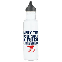 Le saut drôle un tour un petit vélo meurt