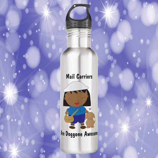 Bouteille D'eau Les Transporteurs De Courrier Sont Doggone Awesome (A water bottle featuring a black female mail carrier and the text, Mail Carriers Are Doggone Awesome)