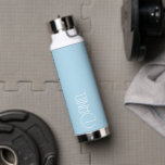 Bouteille D'eau Light Blue Modern Typography Personalized<br><div class="desc">Trendy, vacuum insulated water bottle that features personalized name in white, modern typography on a light blue color background. Personalize bottle by editing name and replacing name with your own as desired. Perfect for a birthday gift, wedding groomsman gift, etc. Select your water bottle style. Select your water bottle style....</div>