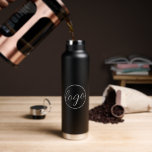 Bouteille D'eau Logo d'entreprise simple et moderne en noir<br><div class="desc">Créez votre propre bouteille d'eau noire personnalisée avec le logo de votre entreprise. Ces bouteilles d'eau personnalisées sont idéales pour offrir des cadeaux de qualité supérieure aux clients,  aux employés ou comme objets promotionnels pour des événements d'entreprise ou des salons professionnels.</div>