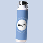 Bouteille D'eau Logo simple et texte bleu affaires<br><div class="desc">Logo simple et design de texte personnalisé pour favoriser la fidélité à la marque et promouvoir votre petite entreprise. Remplacez le logo par le vôtre, et modifiez ou supprimez le texte supérieur et inférieur pour customiser. Parfait pour des fins promotionnelles et pour donner aux employés, aux clients et aux clients....</div>