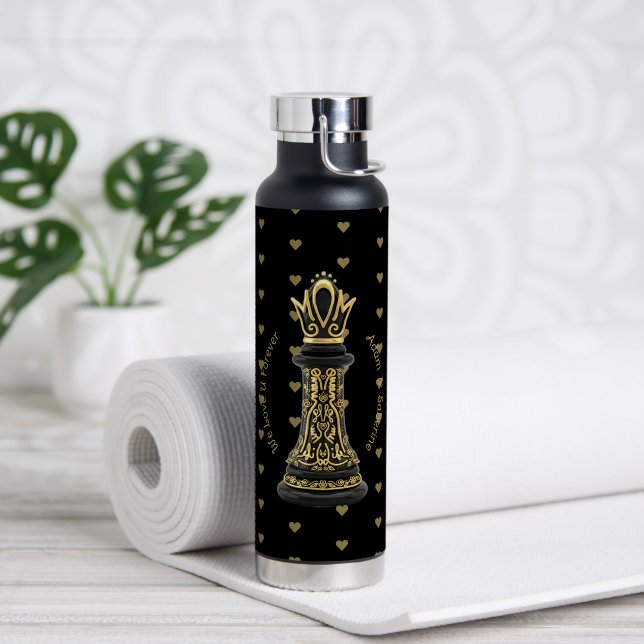 Bouteille D'eau MAMAN Reine de ma vie, Écriture Dorée Échecs Noirs (Yoga (pivoté))