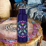 Bouteille D'eau Mandala violet et noir de couleur mystique<br><div class="desc">Un joli mandala noir et violet dessiné à la main.</div>