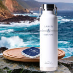 Bouteille D'eau Mariage à thème Nautique Bleu et blanc<br><div class="desc">Bouteilles d'eau de fête de mariage avec thème nautique à personnaliser pour n'importe quel membre de votre mariage. Le texte personnalisé inclut votre nom d'invité, votre rôle ou relation et, le nom de la mariée et du marié et leur date de mariage. Si vous voulez vous aventurer dans l'outil de...</div>