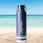 Bouteille d'eau Mariage de la marine<br><div class="desc">Bouteille d'eau Mariage de marine moderne White Stripes. Personnalisez cette bouteille d'eau élégante avec votre nom personnalisé.</div>