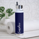 Bouteille D'eau Mariage de la marine bleu personnalisé Bridesmaid<br><div class="desc">Offrez à votre femme de chambre ou à votre femme d'honneur mariage cette bouteille d'eau isolée et branchée qui porte son nom en blanc, stylisée sur un arrière - plan bleu marine conçu pour correspondre à votre schéma de couleurs mariages. Personnalisez la bouteille en modifiant et en remplaçant le nom...</div>