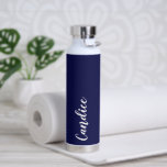 Bouteille D'eau Mariage de la marine bleu personnalisé Bridesmaid<br><div class="desc">Offrez à votre femme de chambre ou à votre femme d'honneur mariage cette bouteille d'eau isolée et branchée qui porte son nom en blanc, stylisée sur un arrière - plan bleu marine conçu pour correspondre à votre schéma de couleurs mariages. Personnalisez la bouteille en modifiant et en remplaçant le nom...</div>