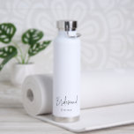 Bouteille D'eau Mariage moderne minimaliste noir et blanc<br><div class="desc">Bouteille d'eau mariage moderne en noir et blanc avec un design simple et minimaliste avec "bridesmaid" dans un script élégant avec son nom. Un cadeau mignon et féminin pour vos demoiselles d'honneur.</div>