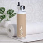 Bouteille D'eau Mariage personnalisé beige<br><div class="desc">Offrez votre femme de chambre ou femme d'honneur mariage avec cette bouteille d'eau isolée à la mode et vide qui porte son nom en blanc, stylisée sur un arrière - plan de couleur beige conçu pour correspondre à votre schéma de couleurs mariages. Personnalisez la bouteille en modifiant et en remplaçant...</div>