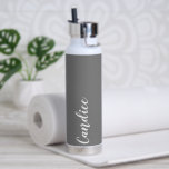 Bouteille D'eau Mariage personnalisé Dark Grey Bridesmaid<br><div class="desc">Offrez à votre femme de chambre ou à votre femme d'honneur mariage cette bouteille d'eau isolée à la mode et sous vide qui porte son nom en blanc, stylisée sur un arrière - plan gris foncé conçu pour correspondre à votre schéma de couleurs mariages. Personnalisez la bouteille en modifiant et...</div>